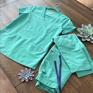 Figs surgical greenScrub Set with dark blue Drawstring